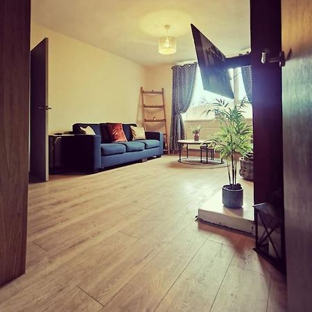 Entire 1 Bed Spacious Apartment, Private Balcony & Study Room Near City Whitehouse  Екстериор снимка
